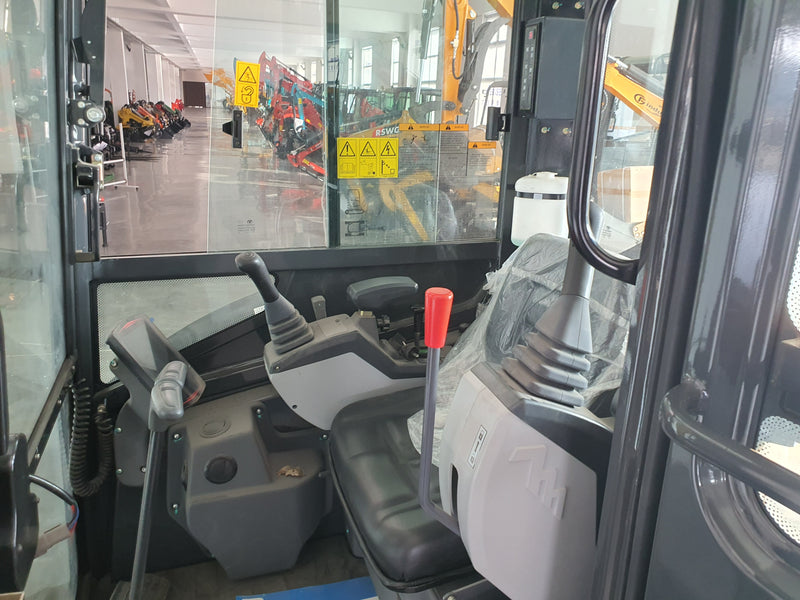 2.8 Ton, Yanmar Diesel Engine Mini Excavator w/ Hydraulic Thumb | CFG-STE35SR